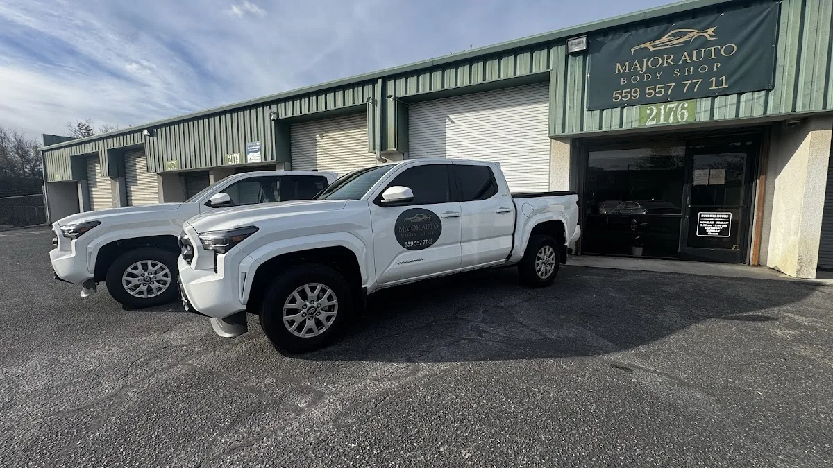 Major auto body shop repair shop photo 1